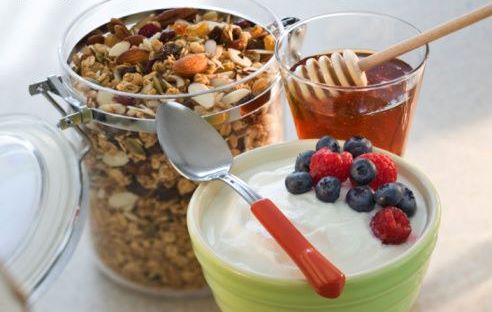 prevenzione-fotinvecchiamento-colazione-yogurt-miele-frutti-di-bosco